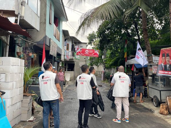 Relawan Prabowo Gibran Gelar bagi Susu dan Biskuit di Senayan